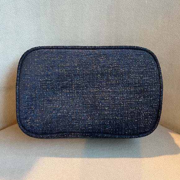 Chanel 2023 Holiday Gift Set, Absolute Allure (Makeup Set), Navy Blue Pouch - Picture 4 of 7